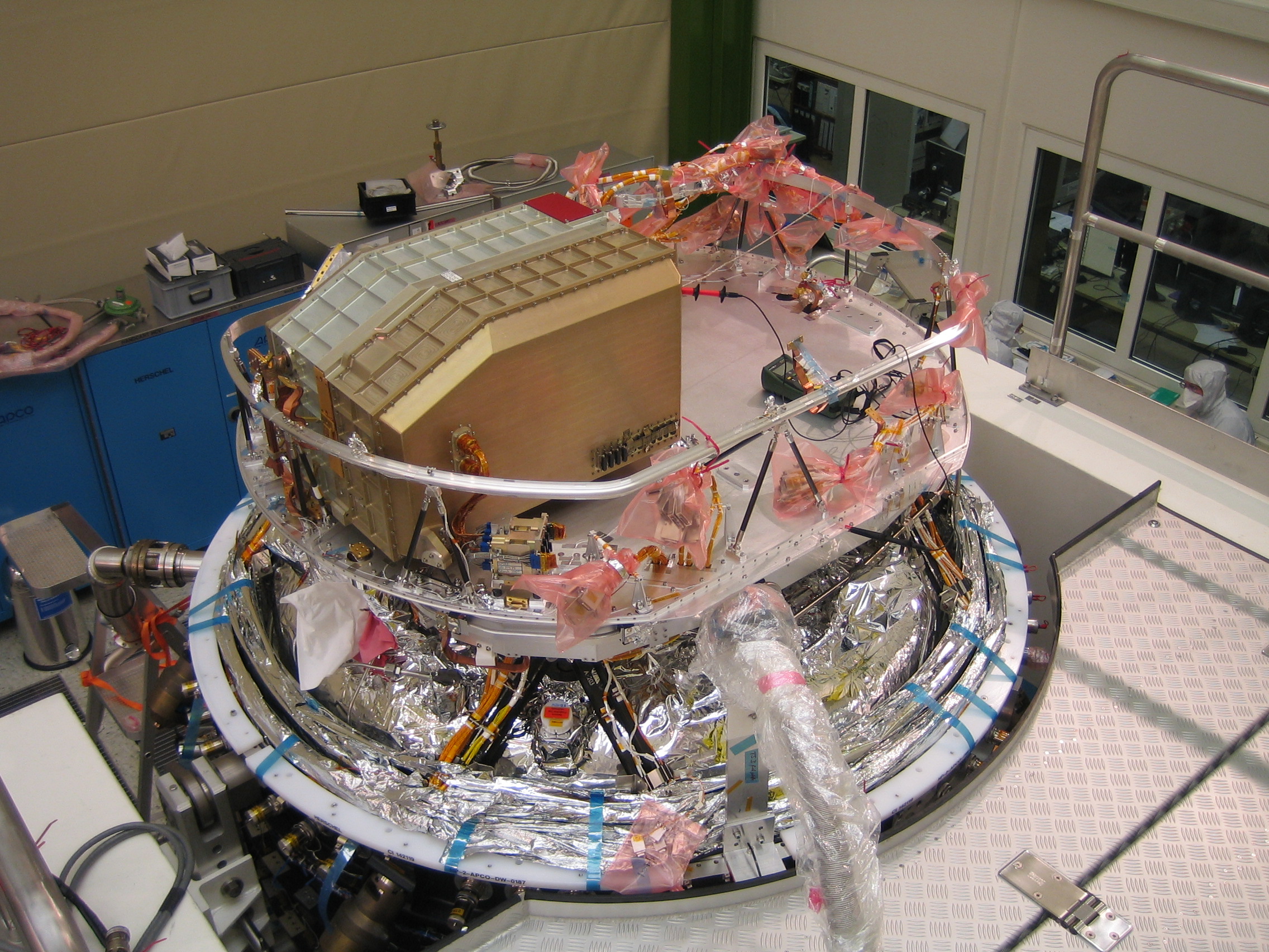 SPIRE FM FPU mounted on the Herschel flight cryostat optical bench in Astrium, Friedrichshafen, Germany. SPIRE FM FPU mounted on the Herschel flight cryostat optical bench in Astrium, Friedrichshafen, Germany.