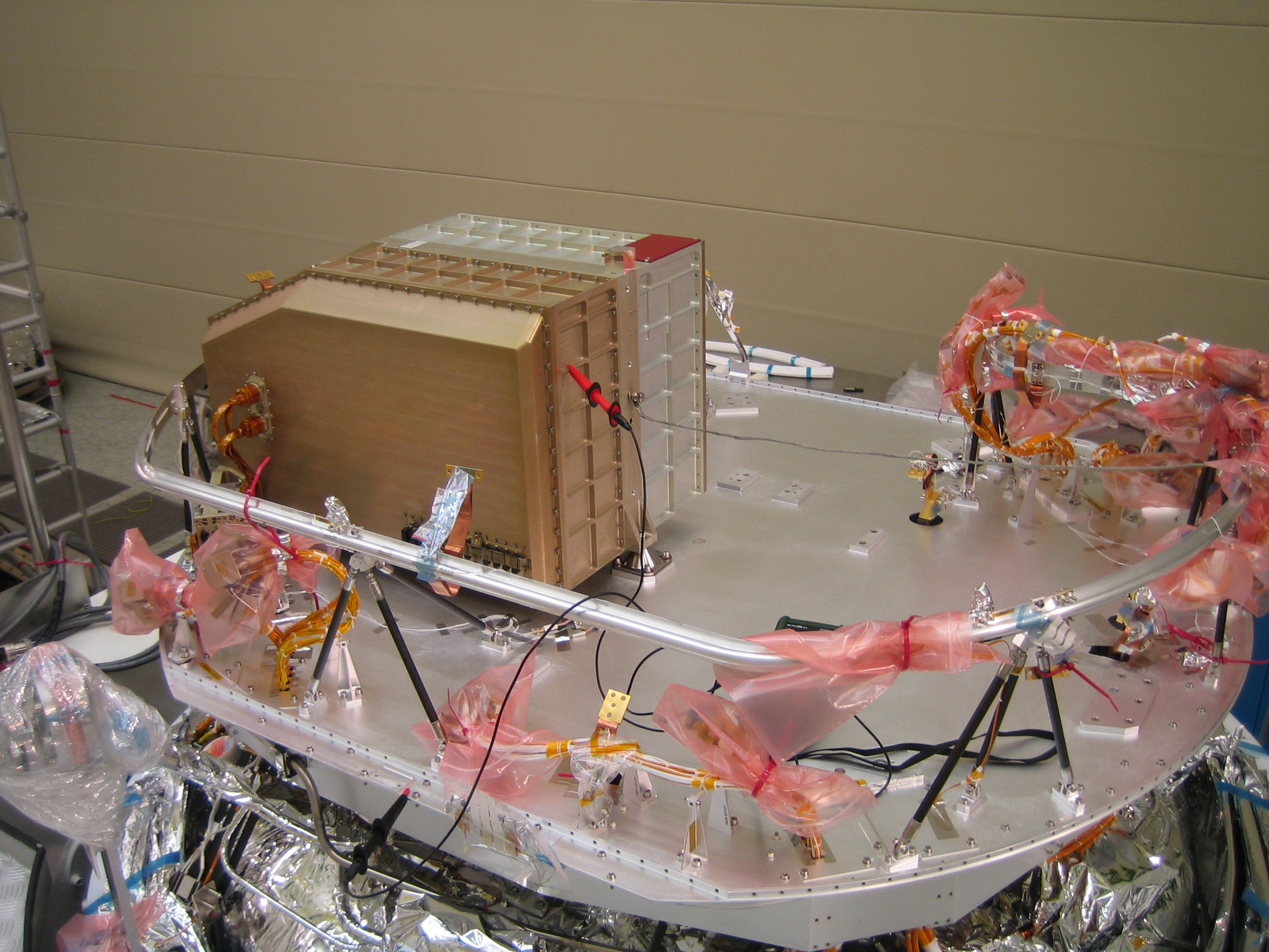 SPIRE FM FPU mounted on the Herschel flight cryostat optical bench in Astrium, Friedrichshafen, Germany. SPIRE FM FPU mounted on the Herschel flight cryostat optical bench in Astrium, Friedrichshafen, Germany.