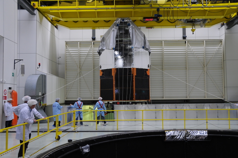 Herschel hoisted into the Large Space Simulator (LSS).