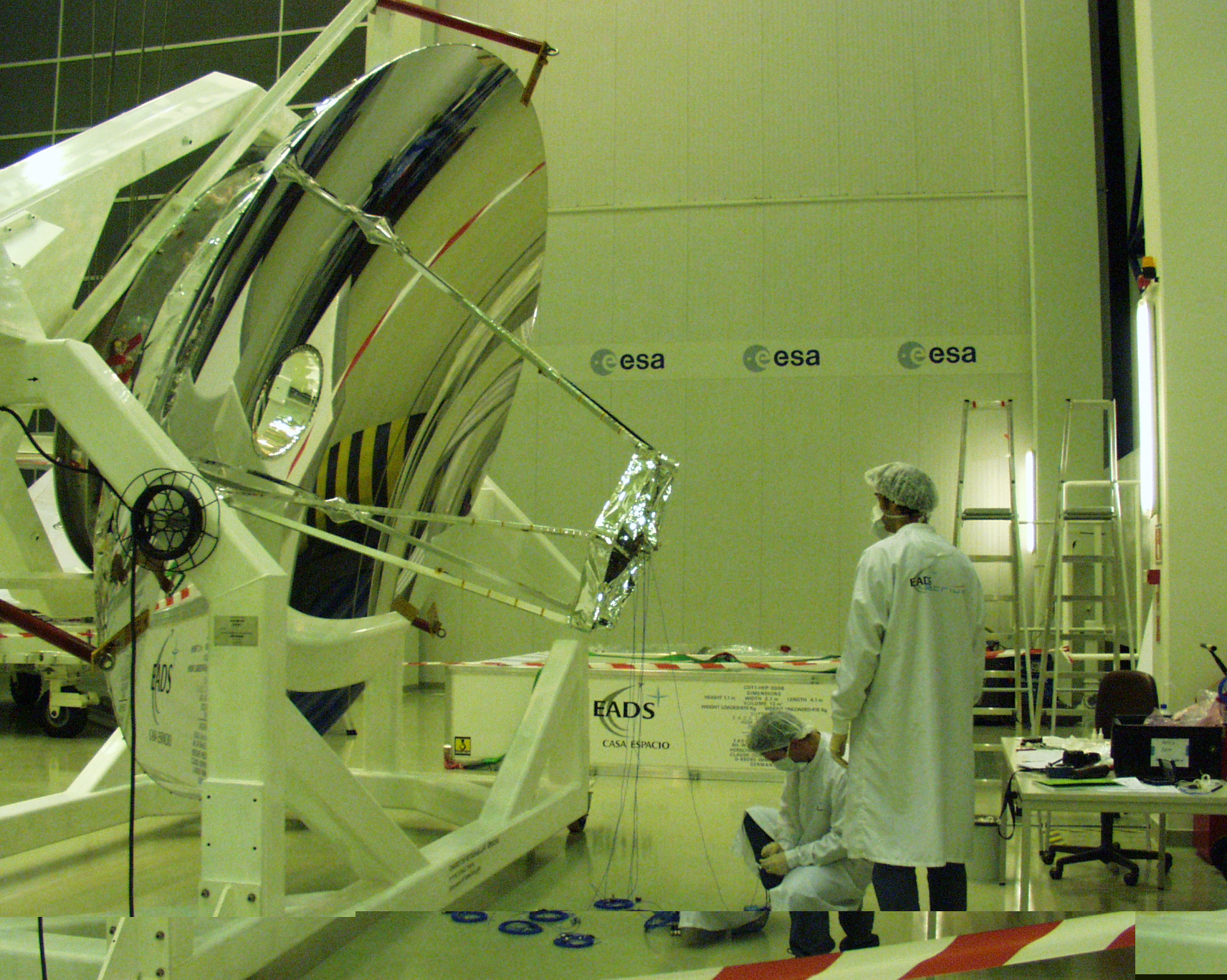 Installation of accelerometers on the Herschel Telescope for the upcoming mechanical and acoustic tests Installation of accelerometers on the Herschel Telescope for the upcoming mechanical and acoustic tests