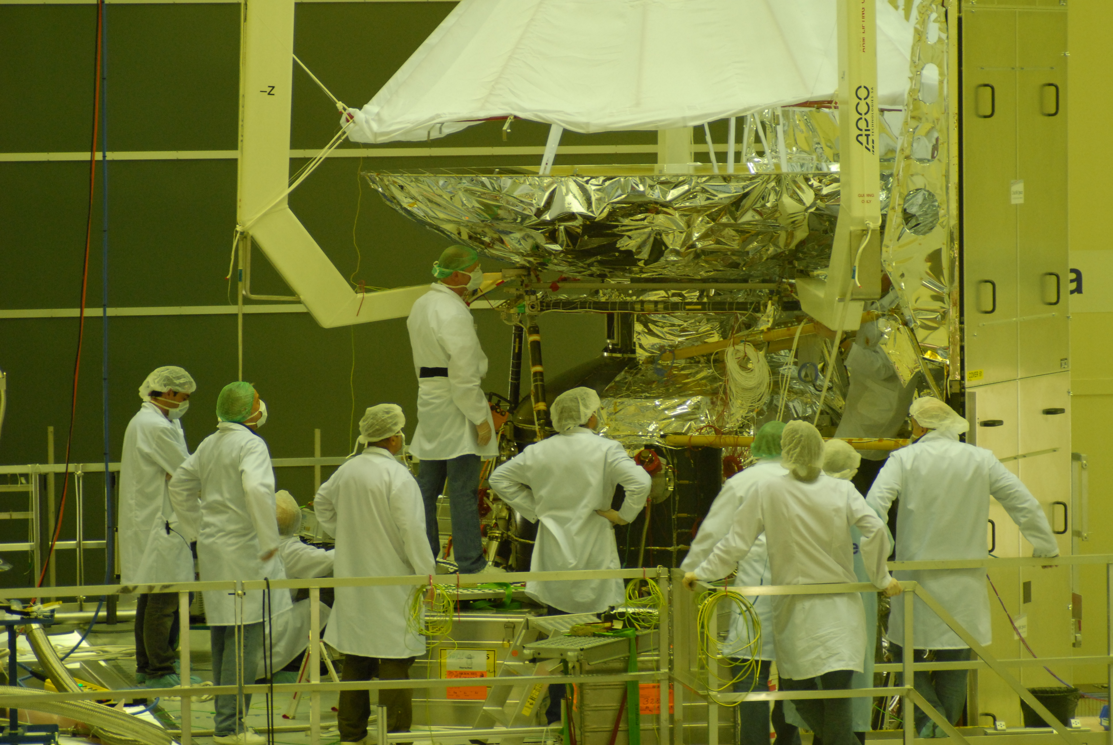 Telescope in place on the cryostat Telescope in place on the cryostat