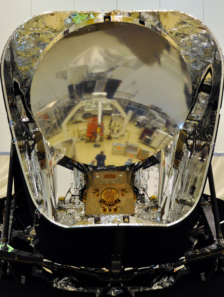 Herschel reflected in Planck (close-up) Herschel reflected in Planck (close-up)