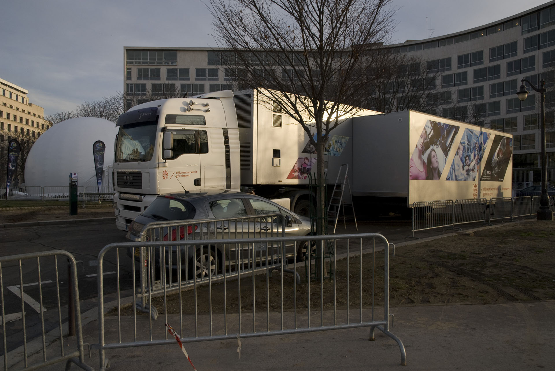 Groningen Discovery Truck, featuring Herschel, in front of the Planck dome outside the UNESCO building Groningen Discovery Truck, featuring Herschel, in front of the Planck dome outside the UNESCO building