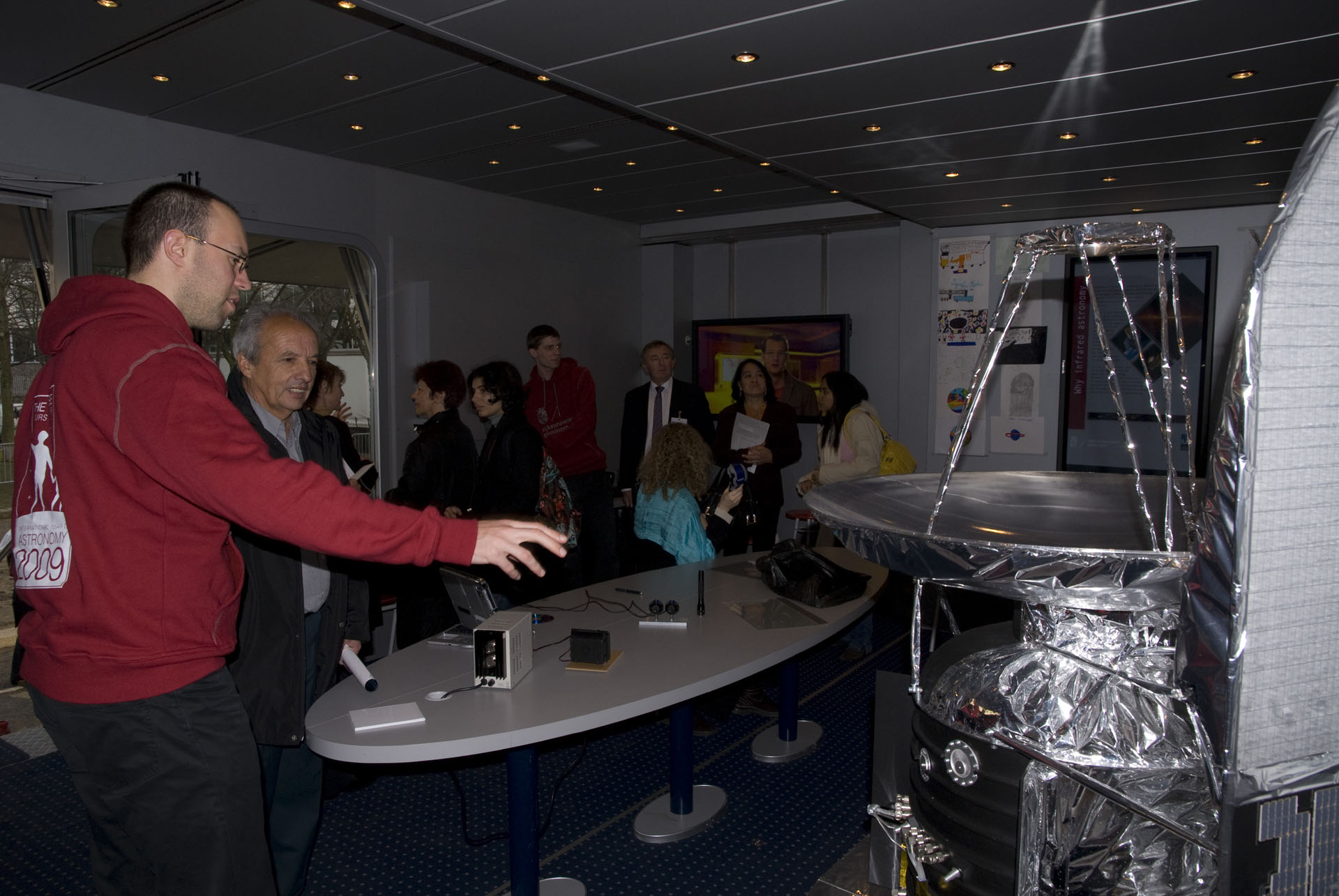 Groningen Discovery Truck - inside the truck visitors get information about Herschel and infrared light in general Groningen Discovery Truck - inside the truck visitors get information about Herschel and infrared light in general