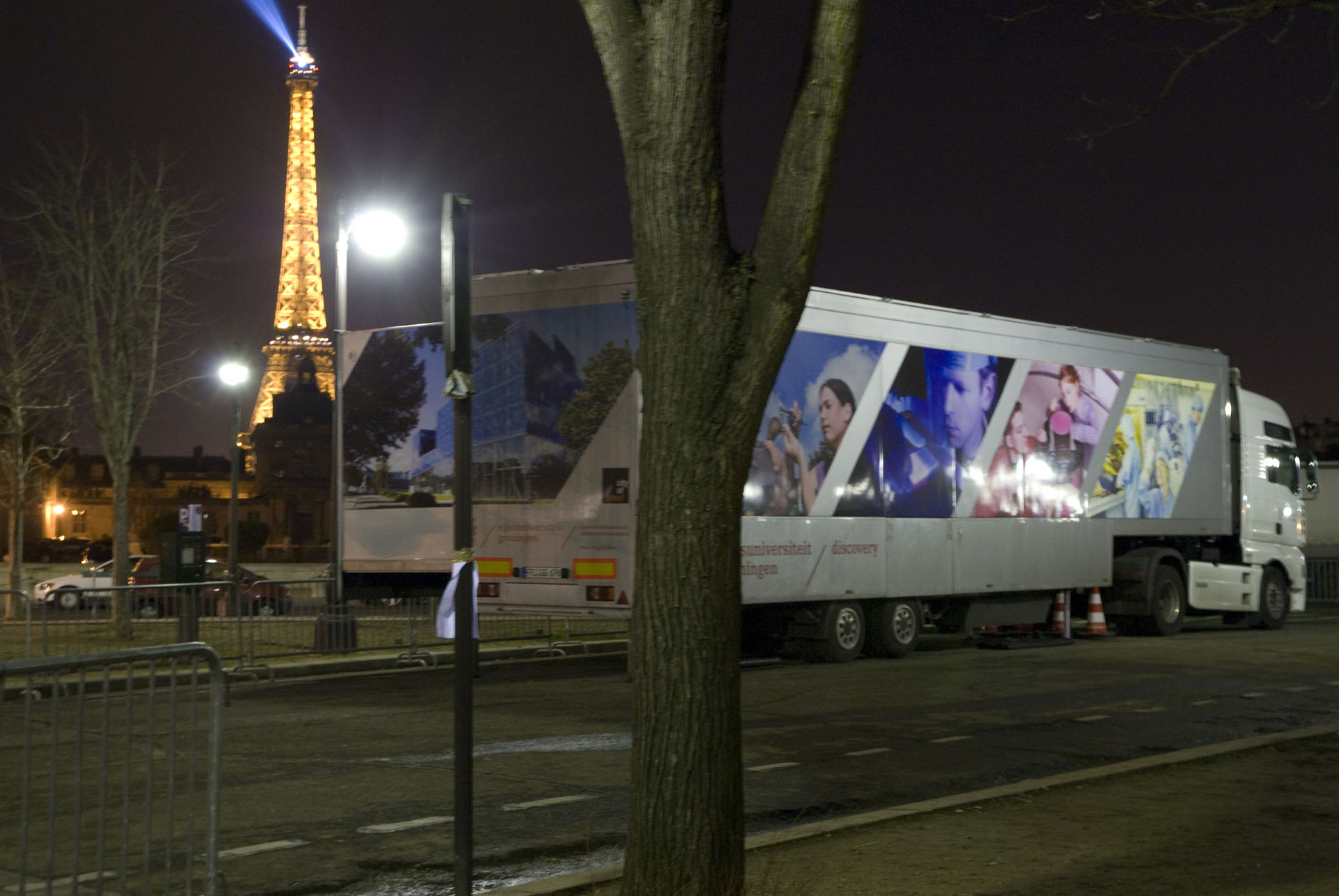 Groningen Discovery Truck - in front of the Tour Eiffel