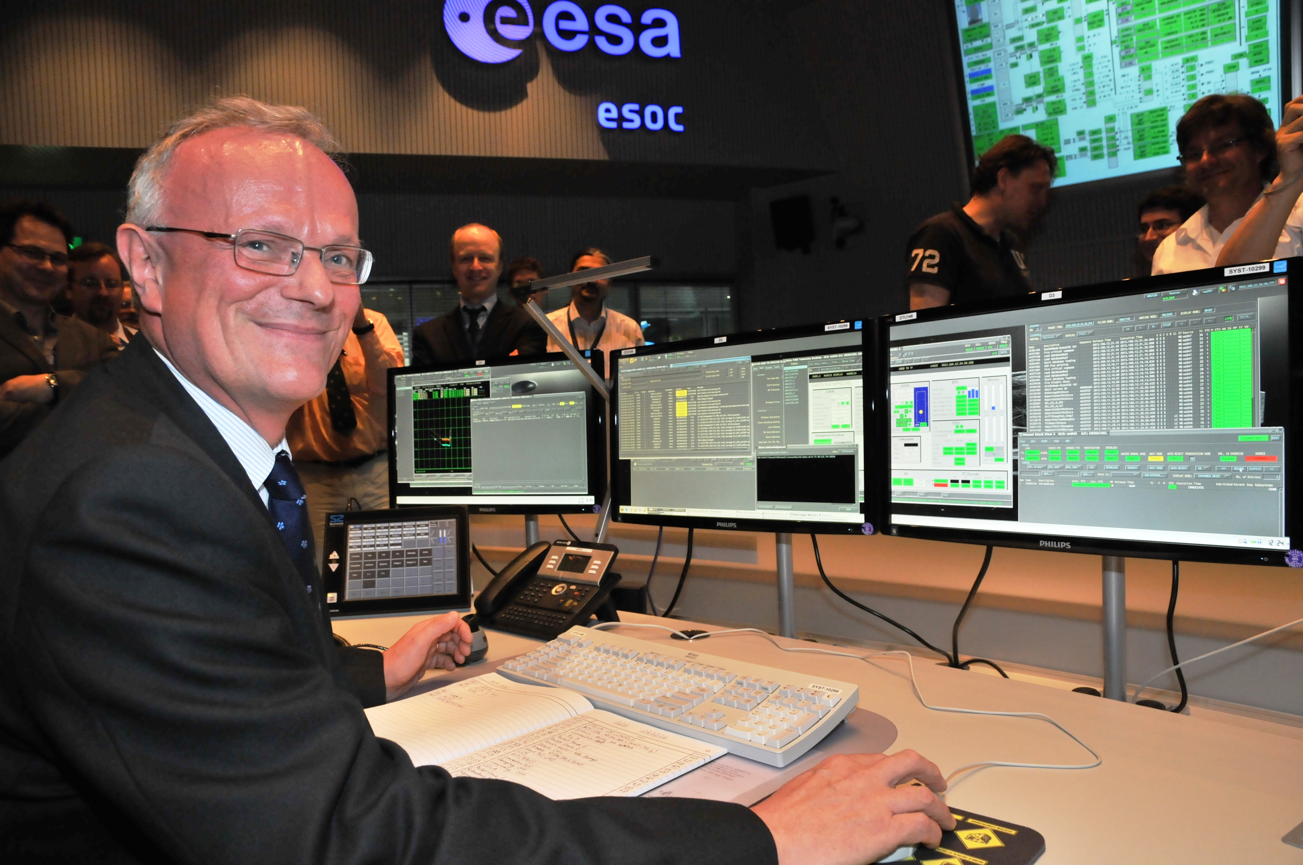 Martin Kessler, Head of ESA's Science Operations Department, sends the final command to Herschel at 12:25 GMT (14:25 CEST), 17 June 2013, from the Main Control Room at ESOC, Darmstadt. Martin Kessler, Head of ESA's Science Operations Department, sends the final command to Herschel at 12:25 GMT (14:25 CEST), 17 June 2013, from the Main Control Room at ESOC, Darmstadt.